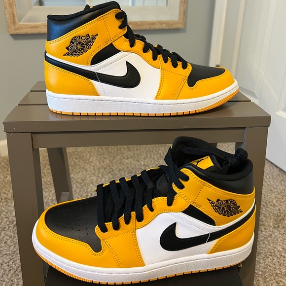 AIR JORDAN 1 MID - Picture 1 of 7